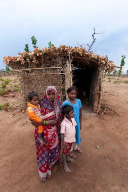 RAXAUL, INDIA: Çocuklu tanımlanamayan Hintli kadın, Kasım 2013, Raxaul, Bihar State, Hindistan.