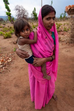 Hindistan 'ın Madhya Pradesh kentindeki Bandhavgarh Milli Parkı' nda, Tala adında küçük bir köyde çocuğuyla birlikte tanımlanamayan bir kadın.