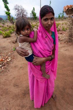 Hindistan 'ın Madhya Pradesh kentindeki Bandhavgarh Milli Parkı' nda, Tala adında küçük bir köyde çocuğuyla birlikte tanımlanamayan bir kadın.