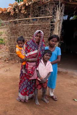 RAXAUL, INDIA: Raxaul, Bihar, Hindistan 'da Kasım 2013 dolaylarında sokakta tanımlanamayan Hintliler.