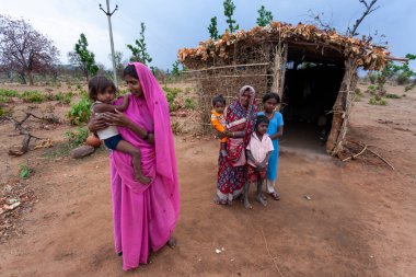 RAXAUL, INDIA: Raxaul, Bihar, Hindistan 'da Kasım 2013 dolaylarında sokakta tanımlanamayan Hintliler.