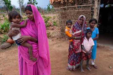 RAXAUL, INDIA: Raxaul, Bihar, Hindistan 'da Kasım 2013 dolaylarında sokakta tanımlanamayan Hintliler.