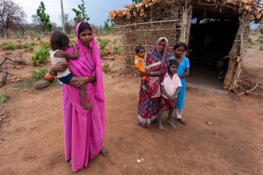 RAXAUL, INDIA: Raxaul, Bihar, Hindistan 'da Kasım 2013 dolaylarında sokakta tanımlanamayan Hintliler.
