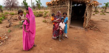 RAXAUL, INDIA: Raxaul, Bihar, Hindistan 'da Kasım 2013 dolaylarında sokakta tanımlanamayan Hintliler.