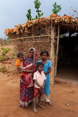 RAXAUL, INDIA: Raxaul, Bihar, Hindistan 'da Kasım 2013 dolaylarında sokakta tanımlanamayan Hintliler.