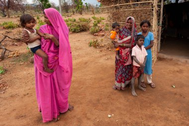 RAXAUL, INDIA: Raxaul, Bihar, Hindistan 'da Kasım 2013 dolaylarında sokakta tanımlanamayan Hintliler.