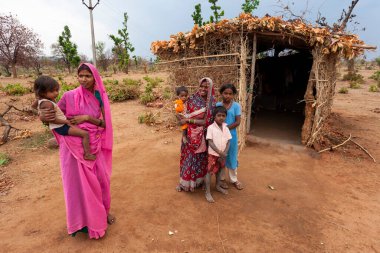 RAXAUL, INDIA: Raxaul, Bihar, Hindistan 'da Kasım 2013 dolaylarında sokakta tanımlanamayan Hintliler.