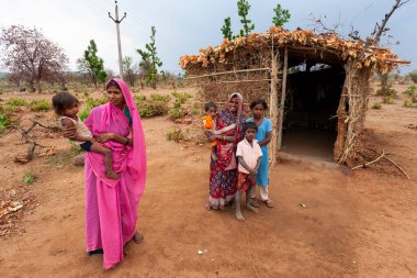 RAXAUL, INDIA: Raxaul, Bihar, Hindistan 'da Kasım 2013 dolaylarında sokakta tanımlanamayan Hintliler.