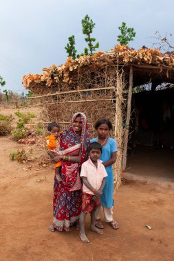 RAXAUL, INDIA: Raxaul, Bihar, Hindistan 'da Kasım 2013 dolaylarında sokakta tanımlanamayan Hintliler.