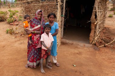 RAXAUL, INDIA: Raxaul, Bihar, Hindistan 'da Kasım 2013 dolaylarında sokakta tanımlanamayan Hintliler.