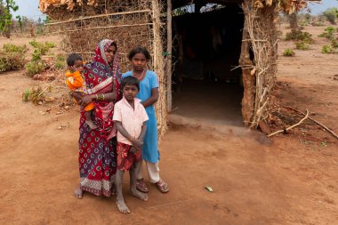 Hindistan 'ın Madhya Pradesh kentindeki Bandhavgarh Ulusal Parkı' nda, Tala adında küçük bir köyde, yaklaşık Nisan 2011 'de kimliği belirsiz insanlar.