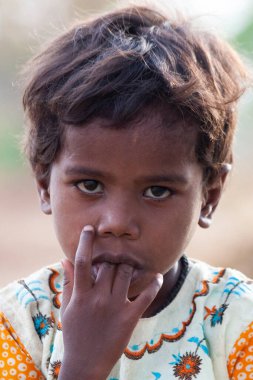 Hindistan 'ın Madhya Pradesh kentindeki Bandhavgarh Ulusal Parkı' nda, Tala adında küçük bir köyde, yaklaşık Nisan 2011 'de kimliği belirsiz insanlar.