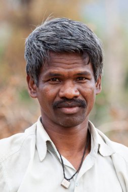 Hindistan 'ın Madhya Pradesh kentindeki Bandhavgarh Ulusal Parkı' nda, Tala adında küçük bir köyde kimliği belirsiz bir adam.
