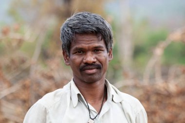 Hindistan 'ın Madhya Pradesh kentindeki Bandhavgarh Ulusal Parkı' nda, Tala adında küçük bir köyde kimliği belirsiz bir adam.