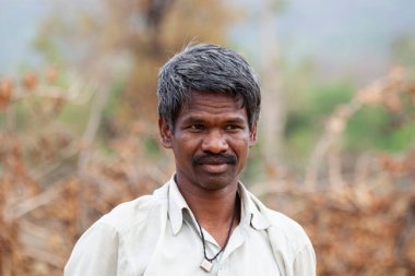 Hindistan 'ın Madhya Pradesh kentindeki Bandhavgarh Ulusal Parkı' nda, Tala adında küçük bir köyde kimliği belirsiz bir adam.