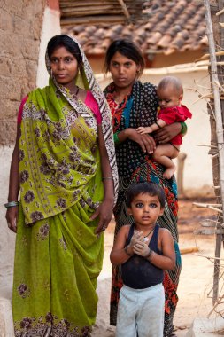 RAXAUL, INDIA: Çocuklu tanımlanamayan Hintli kadınlar, Kasım 2013, Raxaul, Bihar State, Hindistan.