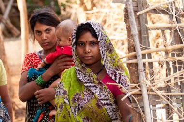 RAXAUL, INDIA: Çocuklu tanımlanamayan Hintli kadınlar, Kasım 2013 'te Raxaul, Bihar State, Hindistan' da.