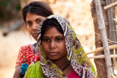 Hindistan 'ın Madhya Pradesh kentindeki Bandhavgarh Ulusal Parkı' nda, Tala adında küçük bir köyde, yaklaşık Nisan 2011 'de kimliği belirsiz insanlar.