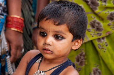 Hindistan 'ın Madhya Pradesh kentindeki Bandhavgarh Milli Parkı' nda, Tala adında küçük bir köyde kimliği belirsiz bir çocuk.