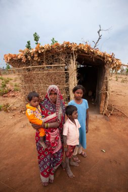 RAXAUL, INDIA: Çocuklu tanımlanamayan Hintli kadın, Kasım 2013, Raxaul, Bihar State, Hindistan.