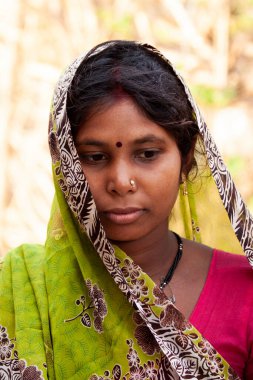 RAXAUL, INDIA: Raxaul, Bihar State, Hindistan 'da tanımlanamayan Hintli kadın, Kasım 2013