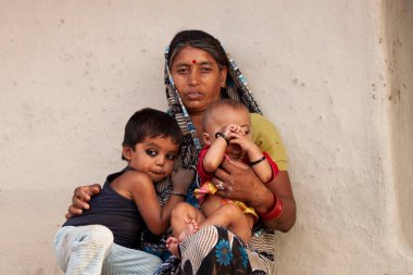 RAXAUL, INDIA: Çocuklu tanımlanamayan Hintli kadın, Kasım 2013, Raxaul, Bihar State, Hindistan.