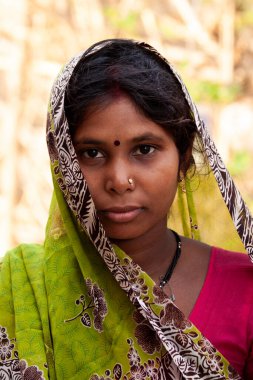 RAXAUL, INDIA: Raxaul, Bihar State, Hindistan 'da tanımlanamayan Hintli kadın, Kasım 2013