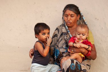 Hindistan 'ın Madhya Pradesh kentindeki Bandhavgarh Ulusal Parkı' nda, Tala adında küçük bir köyde, yaklaşık Nisan 2011 'de kimliği belirsiz insanlar.