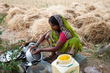 RAXAUL, INDIA: Raxaul, Bihar State, Hindistan 'da tanımlanamayan Hintli kadın, Kasım 2013