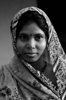 RAXAUL, INDIA: Raxaul, Bihar State, Hindistan 'da tanımlanamayan Hintli kadın, Kasım 2013