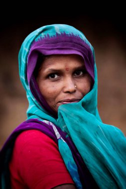 RAXAUL, INDIA: Raxaul, Bihar State, Hindistan 'da tanımlanamayan Hintli kadın, Kasım 2013