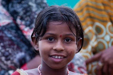 RAXAUL, INDIA: Kimliği belirsiz Hintli kız Kasım 2013 'te Raxaul, Bihar, Hindistan' da