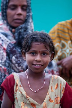 RAXAUL, INDIA: Kimliği belirsiz Hintli kız Kasım 2013 'te Raxaul, Bihar, Hindistan' da