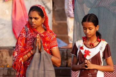 Ganj Nehri 'nin kutsal sularının yanında avlanan iki genç kız. Varanasi, Hindistan