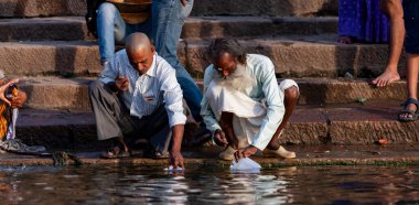 Ganj Nehri 'nden kutsal su alan iki adam. Varanasi, Hindistan  