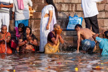 Kel kadınlar Ganj Nehri 'nin kutsal sularında yıkanırlar. Varanasi, Hindistan