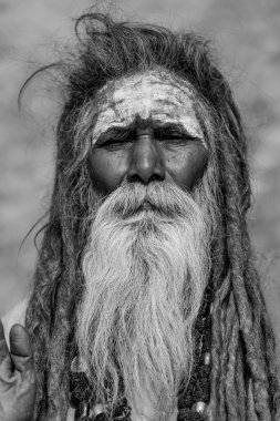 Sakallı bir Sadhu 'nun portresi. Alnı boyalı ve rastalı. Siyah ve beyaz düzenleme
