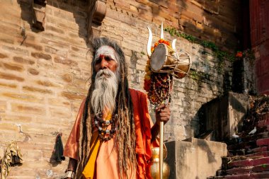 Hindistan, Varanasi - 23 Nisan 2011: Alnı boyalı tanımlanamayan Sadhu adam 