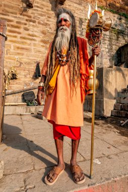 Hindistan, Varanasi - 23 Nisan 2011: Alnı boyalı tanımlanamayan Sadhu adam 