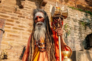 Hindistan, Varanasi - 23 Nisan 2011: Alnı boyalı tanımlanamayan Sadhu adam 