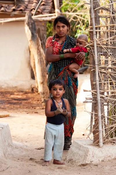 Raxaul India Niezidentyfikowana Hinduska Kobieta Dziećmi Około Listopada 2013 Roku — Zdjęcie stockowe