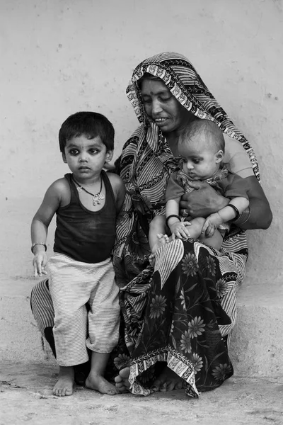 Неопознанная Индийская Женщина Детьми Ноябрь 2013 Года Раксауле Штат Бар — стоковое фото