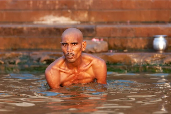Тощак Лисий Сидить Священних Водах Ганг Ріверс Варанасі Індія — стокове фото