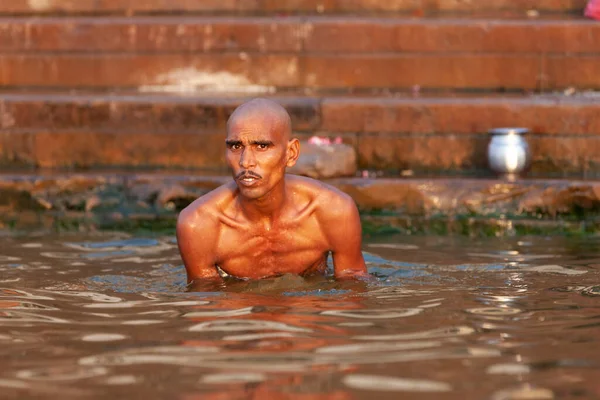 痩せたはげ男はガンジス川の神聖な水の中に座っている インドのバラナシ — ストック写真