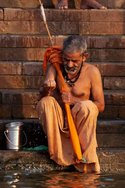 ガンジス川の聖水の隣に釣り棒を作った老人 インドのバラナシ — ストック写真