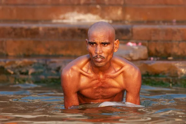 痩せたはげ男はガンジス川の神聖な水の中に座っている インドのバラナシ — ストック写真