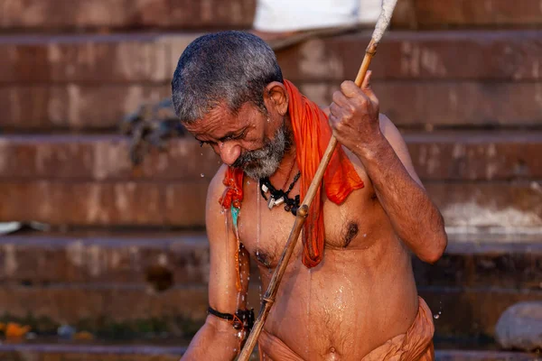 Старик Рыболовной Палкой Пытается Поймать Рыбу Священных Водах Ганга Варанаси — стоковое фото