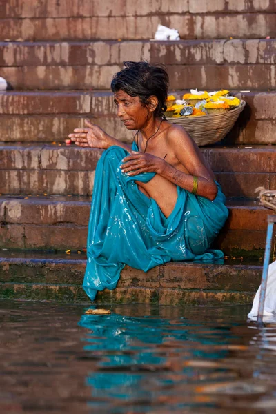 青い服の女性は ガンジス川の神聖な水の横に座っている インドのバラナシ — ストック写真
