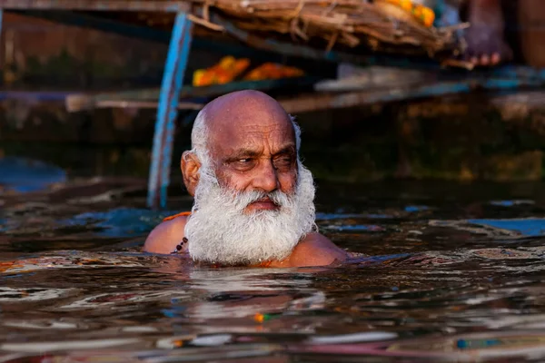 Старий Білий Бородатий Чоловік Купається Священних Водах Річки Ганг Варанасі — стокове фото