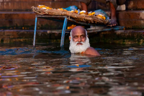 Gammal Skäggig Man Ganges Rivers Heliga Vatten Varanasi Indien — Stockfoto